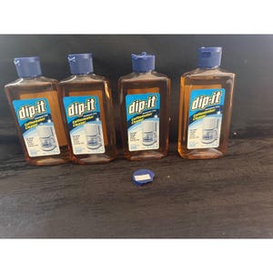 以下が含まれることがあります： 青いキャップが付いたDip-it自動ドリップコーヒーメーカークリーナーの透明なプラスチックボトル4本。各ボトルには琥珀色の液体が入っており、白いコーヒーメーカーのグラフィックとDip-it Automatic Drip Coffeemaker Cleanerというテキストが記載されたラベルが貼られています。