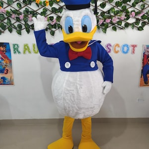 Könnte beinhalten: Ein Ganzkörper-Donald-Duck-Kostüm. Das Kostüm hat ein blaues Matrosenhemd, eine rote Fliege und einen weißen, flauschigen Bauch. Der Kopf hat eine blaue Mütze, einen gelben Schnabel und große blaue Augen. Die Füße sind große gelbe Entenfüße.