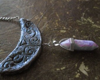 Amulette lune raisin avec collier violet baguette d'améthyste - sculptée à la main - Bijoux faits main à sculpter