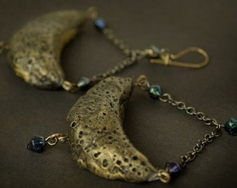 Antique moon earrings, boho, handsculpte in natural clay with iridescent beads - Handmade jewelry sculpt