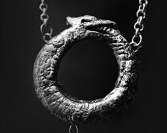 Ouroboros con colgante de amuleto de cristal, Uroboro con quarzo, oroborous, alquimia gótica - Escultura de joyería hecha a mano