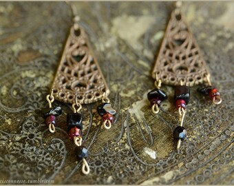Filigree gothic triangle earrings with black onyx and red beads - Gemstone vintage jewelry
