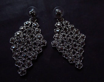 Gothic earrings chainmaille with black rhinestones, silver tone - Gemstone vintage jewelry