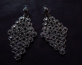 Boucles d'oreilles gothiques en cotte de mailles avec strass noirs, ton argenté - Bijoux vintage en pierres précieuses