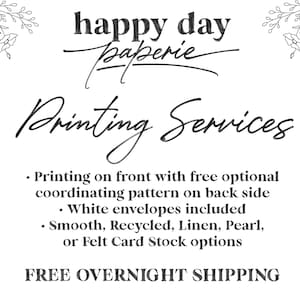 Puede incluir: Imagen en blanco y negro con acentos florales y el texto "happy day paperie Printing Services". El texto a continuaci&oacute;n enumera los servicios de impresi&oacute;n, incluidos los patrones coordinados opcionales gratuitos, los sobres blancos y varias opciones de cartulina. El texto tambi&eacute;n indica "ENV&Iacute;O GRATUITO DE UN D&Iacute;A PARA OTRO".
