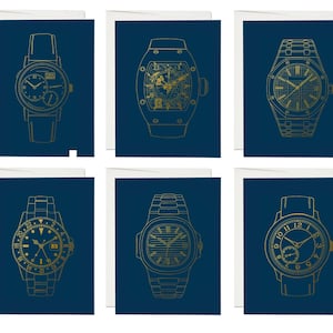 Puede incluir: Juego de seis tarjetas de felicitación con dibujos lineales dorados de relojes de lujo sobre fondo azul marino. Cada tarjeta tiene un borde blanco y un sobre. Los diseños de los relojes varían.