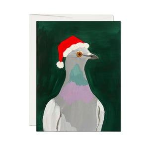 Puede incluir: Una paloma gris con un gorro de Papá Noel rojo sobre un fondo verde oscuro.