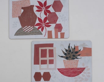 Könnte beinhalten: Zwei rechteckige Tischsets mit abstrakten Designs. Eines zeigt eine braune Vase, rote Blumen und geometrische Formen. Das andere hat ein Fenster, eine Topfpflanze und weitere geometrische Elemente, alles in Rot- und Brauntönen.