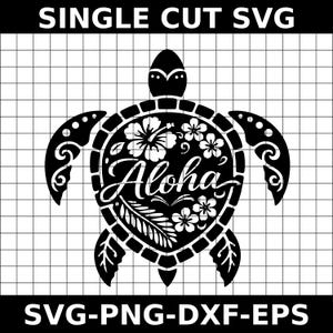 Può includere: Design SVG in bianco e nero di una tartaruga marina con la parola "Aloha" in corsivo, circondata da elementi floreali. Il design include il testo "SINGLE CUT SVG" in alto e "SVG-PNG-DXF-EPS" in basso.