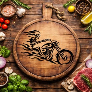 Puede incluir: Tabla de cortar redonda de madera con asa, con un gráfico negro de un esqueleto en una motocicleta. Ingredientes frescos, como tomates y hierbas, rodean la tabla.