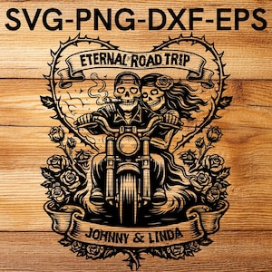 Könnte beinhalten: Schwarz-weiße Grafik eines Paares auf einem Motorrad, umrahmt von einer herzförmigen Dornenranke und Rosen. Der Text "Eternal Road Trip" steht über dem Paar, und "Johnny & Linda" darunter. Der Text "SVG-PNG-DXF-EPS" ist ebenfalls enthalten.