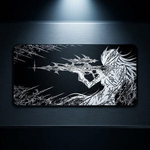 以下が含まれることがあります： 高コントラストの白黒グラフィックイラストが描かれた長方形のデスクマット。棘のような複雑な長いライフルを構える様式化された人物が描かれており、表面全体に鋭くギザギザした蔓のような模様が広がっています。