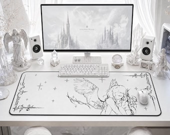 Puede incluir: Una alfombrilla de escritorio rectangular blanca con una ilustración de líneas negras de una figura alada con cabello largo. El diseño incluye detalles decorativos en las esquinas y pequeños motivos de estrellas. La alfombrilla está sobre un escritorio.