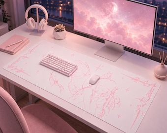 Puede incluir: Una alfombrilla de escritorio rectangular grande con superficie blanca y dibujos de líneas en rosa claro de una figura alada, estrellas y elementos decorativos en los bordes. La alfombrilla mide 122 por 61 cm y está sobre un escritorio.
