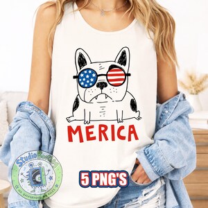 Puede incluir: Una camiseta sin mangas blanca con una ilustración de líneas negras de un bulldog francés con gafas de sol con patrones de la bandera estadounidense. Debajo del perro, el texto rojo dice MERICA. La prenda también muestra un logo circular.