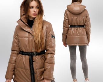 Jaqueta de couro sintético Camel com capuz e casaco de inverno à prova de vento Куртка В-1299 Экокожа Тон 18