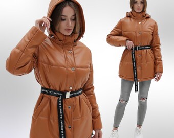 Jaqueta Puffer de Couro Falso Camel com Moletom com Capuz Casaco de Inverno à Prova de Vento Куртка В-1299 Экокожа Тон 50