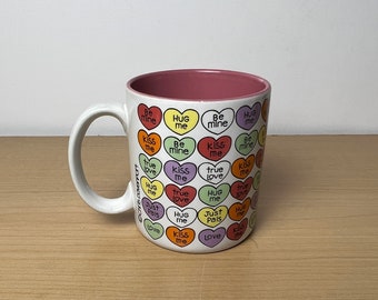 Vintage Candy Hearts Valentine Tasse | 1986 Chris Davenport Conversation Hearts Kaffeetasse | Süßes Valentinstagsgeschenk | Regenbogen Love Tasse