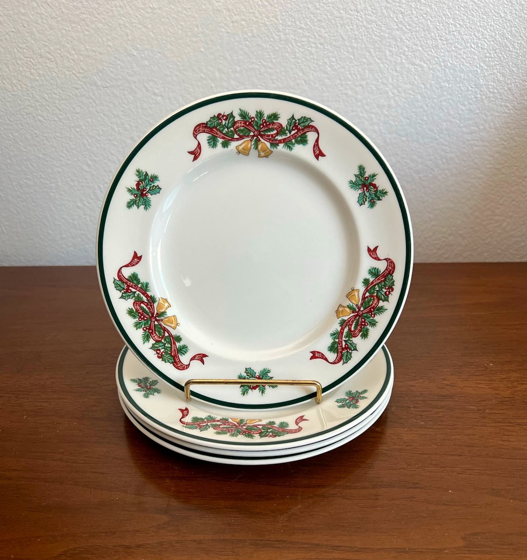 Vintage Johnson Brothers Victorian Christmas 7 3/4 Salad and Dessert