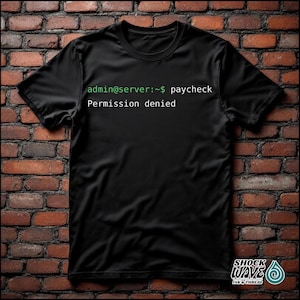 Könnte beinhalten: Schwarzes T-Shirt mit dem Text "admin@server:~$ paycheck Permission denied" in Grün und Weiß. Das Shirt hat einen Rundhalsausschnitt und kurze Ärmel. Das Logo von Shock Wave Ink & Thread befindet sich unten rechts.