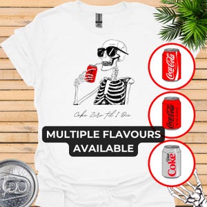 Puede incluir: Una camiseta blanca con una ilustración en blanco y negro de un esqueleto con gafas de sol y bebiendo una lata de Coca-Cola Zero. El texto "Coke Zero til I Die" está escrito debajo del esqueleto. La camiseta también tiene el texto "MULTIPLE FLAVOURS AVAILABLE" impreso en ella. Hay tres latas de Coca-Cola en la imagen, una Coca-Cola normal, una Coca-Cola Zero Sugar y una Diet Coke.