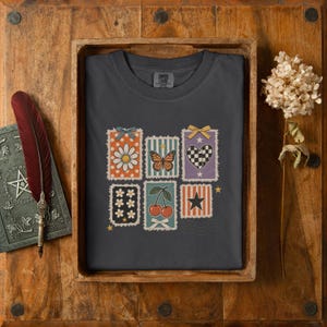 Applikationslappnad grafisk t-shirt, Anpassad lapptäcks-t-shirt, Retro lapptäcksdesign, Unik grafisk t-shirt, Färgglad t-shirt