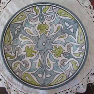 Assiette à dîner de grange en poterie peinte à la main fabriquée en Tunisie 9,25&quot;