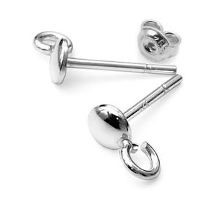 Pode incluir: Encontros de brincos de prata com um laço e um poste redondo plano. Os encontros são projetados para prender pingentes ou outros componentes de joias.