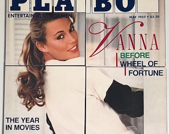 Peut inclure: Une couverture de magazine mettant en scène une femme aux longs cheveux bruns, portant une chemise blanche. Le magazine est intitulé "Playboy" et présente le texte "Vanna Before Wheel of Fortune" et "The Year in Movies, Cars '87".