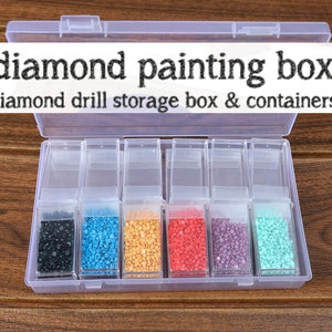 Może przedstawiać: Przezroczyste pudełko do malowania diamentami z sześcioma przegródkami, każda wypełniona kolorowymi diamentami. Pudełko jest oznaczone jako "diamond painting box" i "diamond drill storage box & containers". Diamenty są w odcieniach czerni, niebieskiego, żółtego, czerwonego, fioletowego i zielonego.