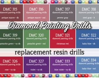 Könnte beinhalten: Grafik mit verschiedenen Farben von Diamant-Malbohrern, darunter Antik-Malve, Pistaziengrün und Weihnachtsrot. Der Text "Diamond Painting Drills" und "replacement resin drills" ist ebenfalls zu sehen.