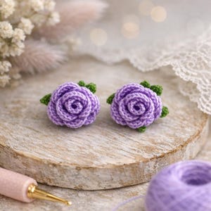 Puede incluir: Una taza de cerámica blanca con un asa negra y el texto "But First, Coffee" en un estilo manuscrito. La taza probablemente tiene 325 ml y está sobre una superficie blanca.