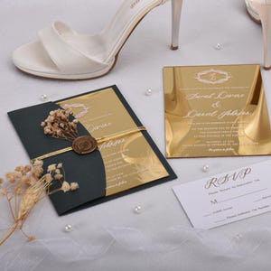 Rustiek goud acryl huwelijksuitnodiging set, vintage monogram uitnodiging met lakzegel en QR-code RSVP, elegante trouwsuite