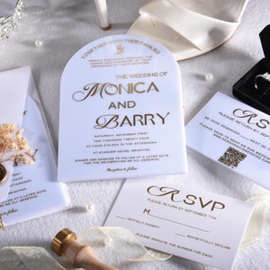 Weiße Hochzeitseinladungen mit Goldfolie, Bogendesign | Klare Einladungen | Handgezeichnete weiße Acryl-Einladungen mit QR-Code