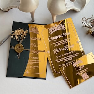 Pode incluir: Convites dourados e verde escuro para quinceañera com detalhes dourados. Os convites incluem o texto "Quinceañera" e "Selena Soffit". Um cartão RSVP correspondente também está incluído. Tesoura dourada e um pente decorativo.