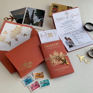Faire-part de mariage passeport orange brûlé avec feuille d'or, cartes de mariage à destination élégantes, carte d'embarquement RSVP incluse, avion détaillé