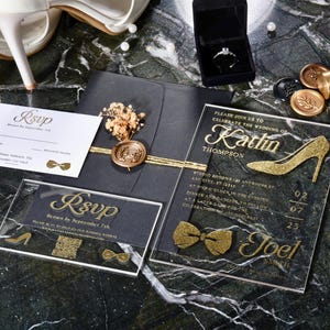 Stilvolle Acrylhochzeitseinladungen Goldfolie gedruckt, kundenspezifisches klares Einladungs-Set, moderne Roségold Quinceanera-Einladung