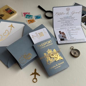 Faire-part de mariage passeport bleu avec feuille d'or - Ensemble de voyage personnalisé avec carte d'embarquement et code QR RSVP, échantillon personnalisé imprimé