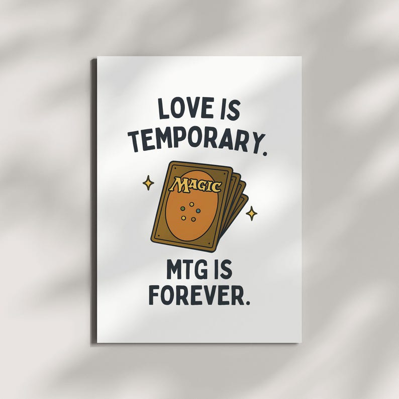 K&ouml;nnte beinhalten: Wei&szlig;e Karte mit schwarzem Text, der "Liebe ist verg&auml;nglich. MTG ist f&uuml;r immer." lautet. In der Mitte der Karte befindet sich ein Cartoon-Bild einer Magic: The Gathering-Karte mit dem Wort "Magic" darauf.