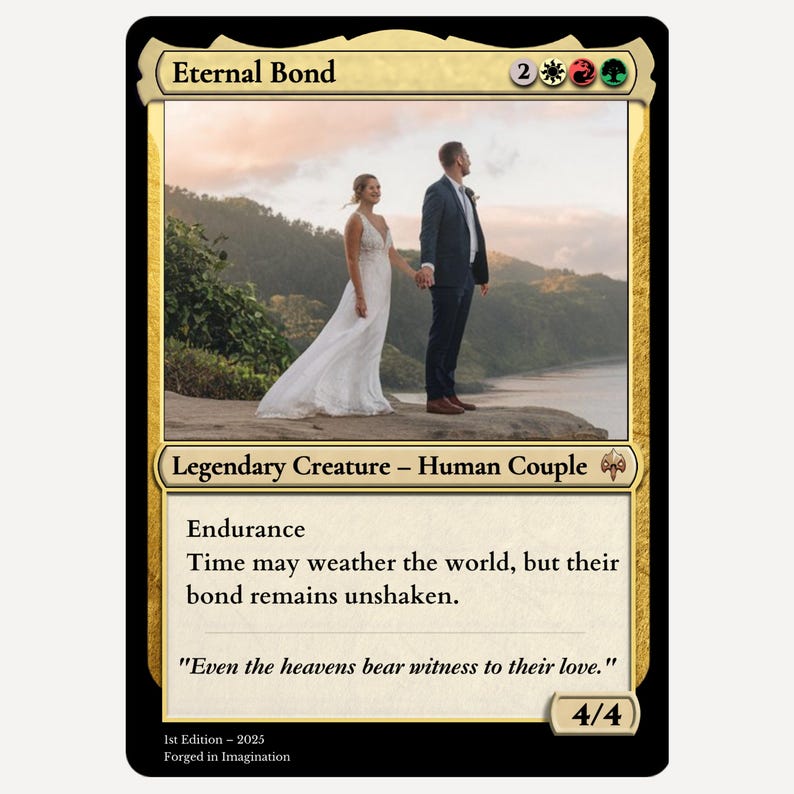 Puede incluir: Una tarjeta de boda con una foto de una pareja de pie en un acantilado con vistas al oc&eacute;ano. La tarjeta tiene el texto "Eternal Bond", "Endurance" y la cita "Even the heavens bear witness to their love."