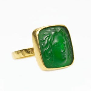 Anillo de cristal cuadrado verde Apollo con intaglio hecho a mano - Plata de ley 925K - Anillo delicado - Regalo para mujer - Anillo de cristal con intaglio - De Calyra