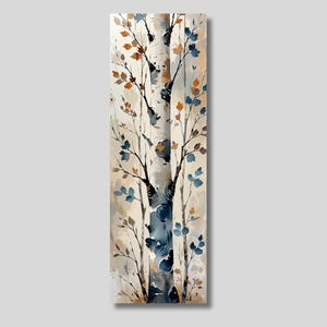 Op de afbeelding: Aquarel schilderij van berken met bruine, blauwe en oranje bladeren. Het kunstwerk heeft een verticale compositie met een neutrale achtergrond. Het schilderij roept de natuur en rust op, geschikt voor interieurdecoratie.