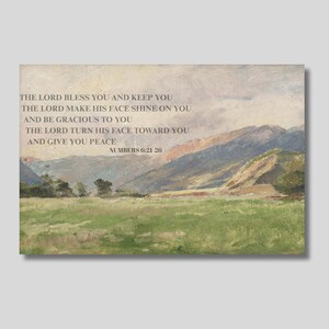 Könnte beinhalten: Ein rechteckiger Wandkunstdruck mit einem Ölgemälde einer grünen Wiese und Bergen unter einem bewölkten Himmel. Der Text lautet: THE LORD BLESS YOU AND KEEP YOU THE LORD MAKE HIS FACE SHINE ON YOU AND BE GRACIOUS TO YOU THE LORD TURN HIS FACE TOWARD YOU AND GIVE YOU PEACE NUMBERS 6:21-26.