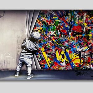 Könnte beinhalten: Ein Kind zieht einen weißen Vorhang zurück und enthüllt eine farbenfrohe Wand, die mit Graffiti bedeckt ist, auf der das Wort "LOVE" in großen gelben Buchstaben steht.