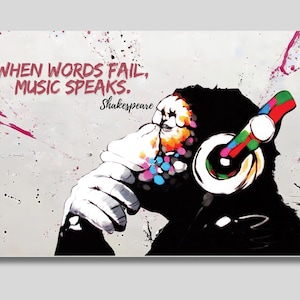 Può includere: Un'illustrazione in bianco e nero di una scimmia che indossa cuffie colorate. La scimmia sta pensando e la citazione "When words fail, music speaks. Shakespeare" è scritta sopra la scimmia.