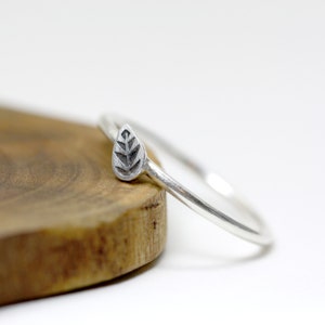 Leaf ring Sterling silver stacking ring dainty round bague argent image 2