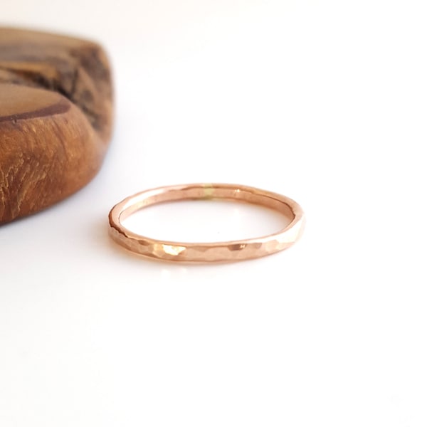 Anello impilabile riempito in oro rosa 14k - martellato - oro rosa