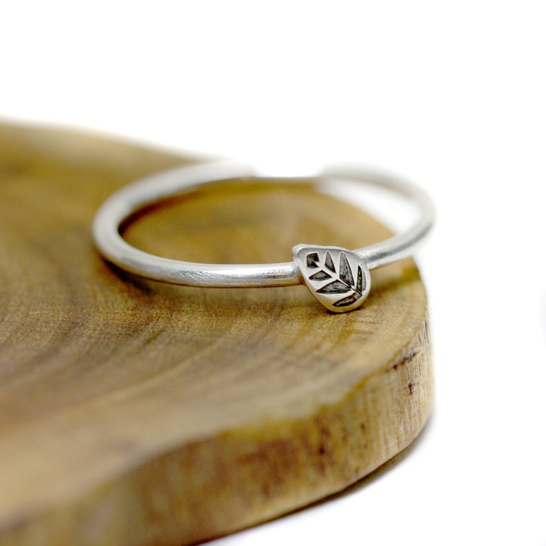 Leaf ring Sterling silver stacking ring dainty round bague argent image 3