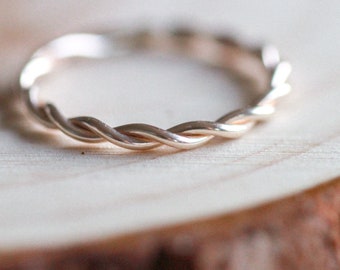 9k gold twisted dainty stacking ring - Bague d'empilage - Bague en or - France