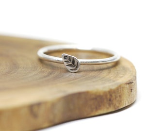 Leaf ring - Sterling silver stacking ring  - dainty - round- bague argent